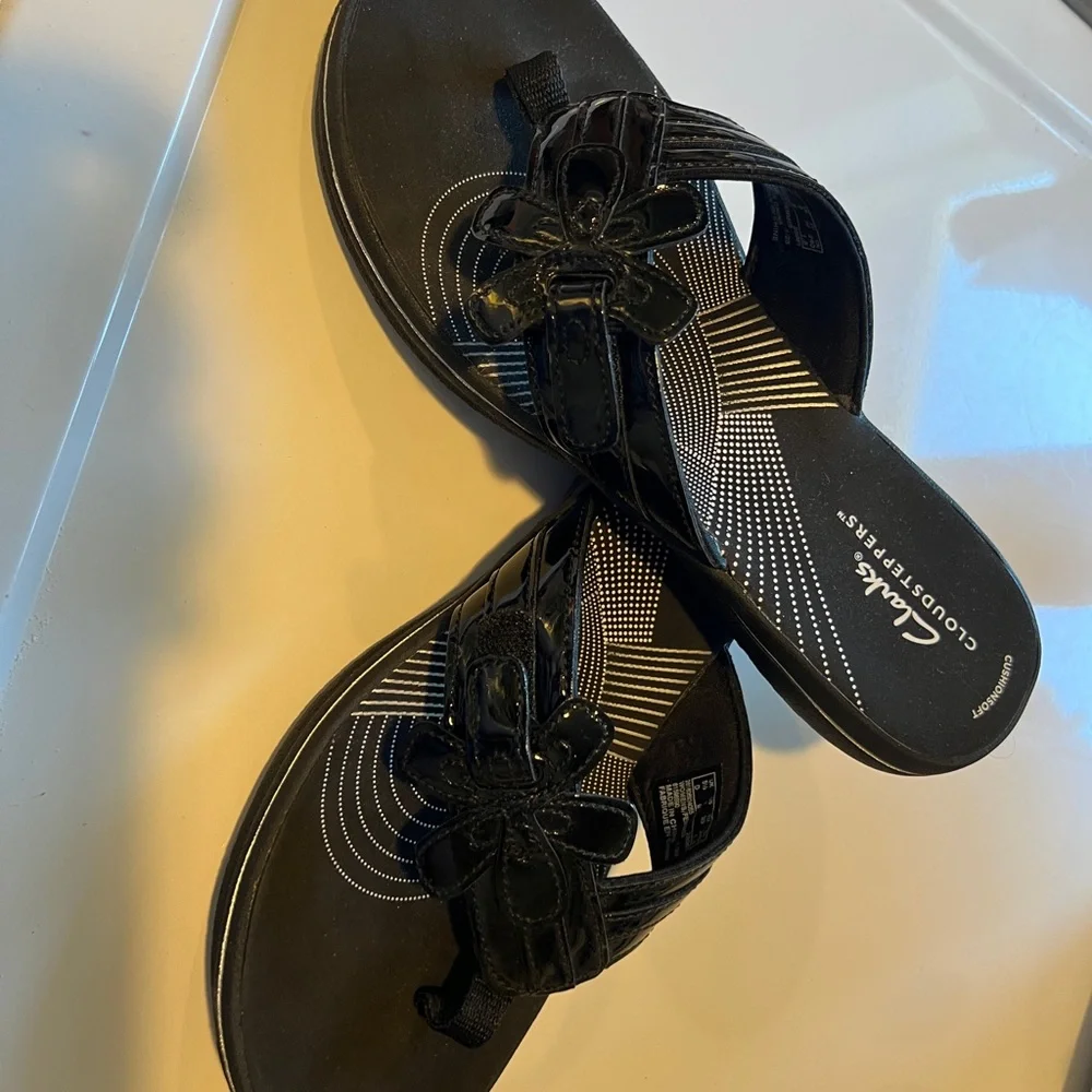 Clarks Cloud steppers Black Slide Sandals with Floral Accent. - Picture 7 of 8